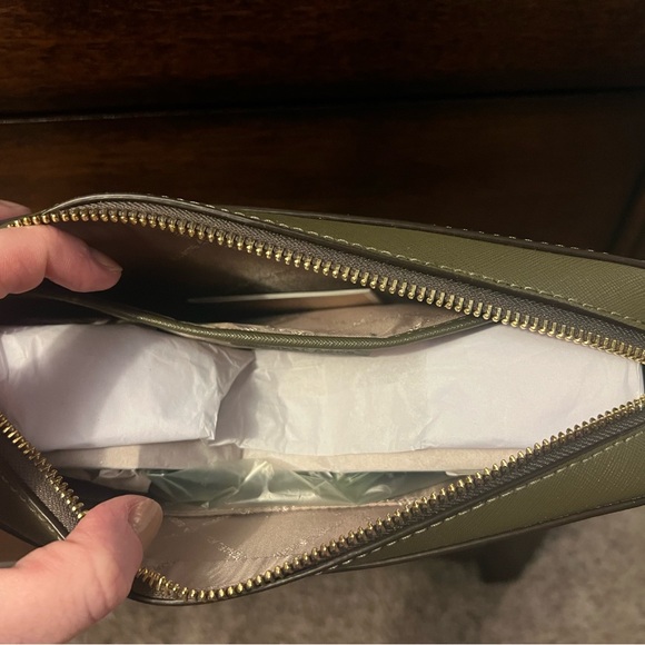 NWT Michael Kors Large Jet Set Olive Crossbody Bag - Picture 8 of 10